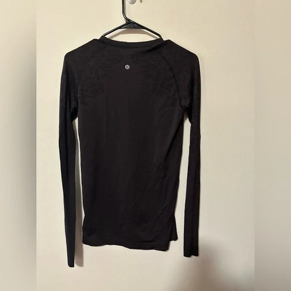 Lululemon Swiftly Tech Long Sleeve Crew
Black Cherry / Black
W3AZHS
Size 8 - Picture 3 of 5
